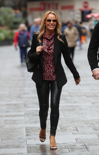 Amanda Holden feet photo thumbnail