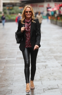 Amanda Holden feet photo thumbnail