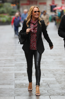 Amanda Holden feet photo thumbnail