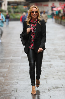 Amanda Holden feet photo thumbnail