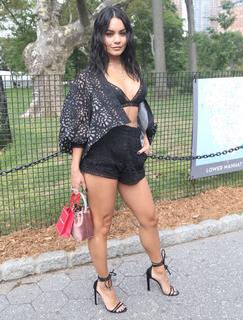 Vanessa Hudgens feet photo thumbnail
