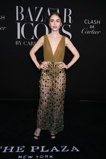 Lily Collins feet photo thumbnail