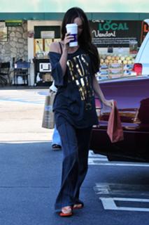 Megan Fox feet photo thumbnail