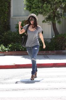 Megan Fox feet photo thumbnail
