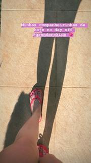 Larissa Manoela feet photo thumbnail