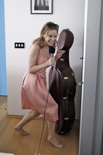 Kylie Minogue feet photo thumbnail