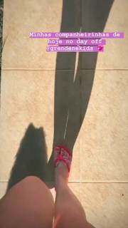 Larissa Manoela feet photo thumbnail