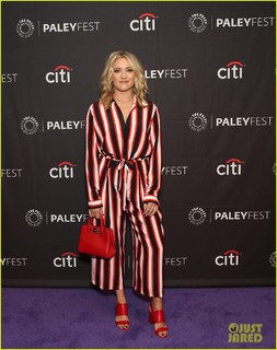Emily Osment feet photo thumbnail