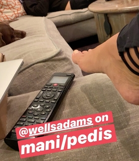 Sarah Hyland feet photo thumbnail