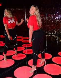 Iskra Lawrence feet photo thumbnail