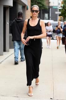 Doutzen Kroes feet photo thumbnail