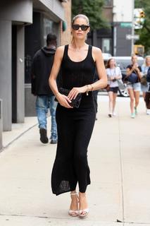 Doutzen Kroes feet photo thumbnail