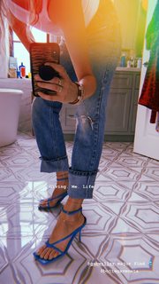 Behati Prinsloo feet photo thumbnail
