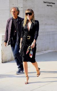 Miley Cyrus feet photo thumbnail