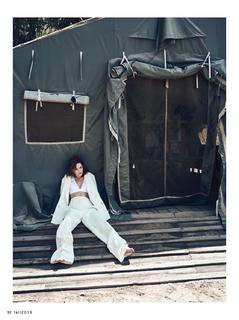 Zoey Deutch feet photo thumbnail