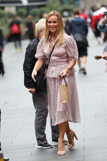 Amanda Holden feet photo thumbnail