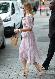 Amanda Holden feet photo thumbnail