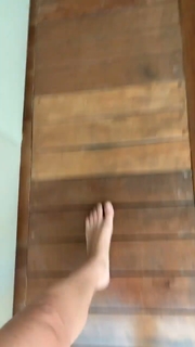 Isis Valverde feet photo thumbnail