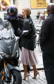 Amanda Holden feet photo thumbnail
