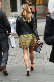Amanda Holden feet photo thumbnail
