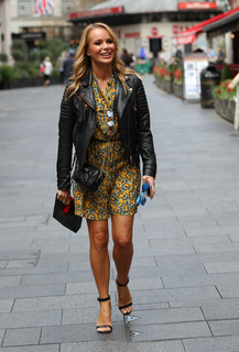 Amanda Holden feet photo thumbnail