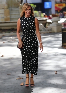 Amanda Holden feet photo thumbnail