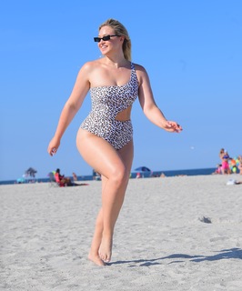 Iskra Lawrence feet photo thumbnail