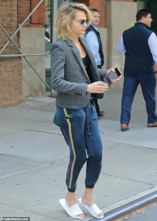 Cara Delevingne feet photo thumbnail