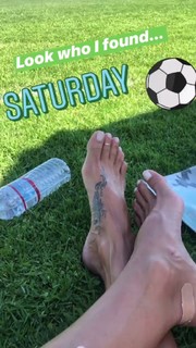 Brooke Burke feet photo thumbnail