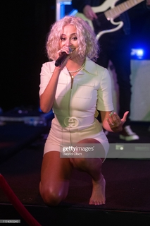 Pixie Lott feet photo thumbnail