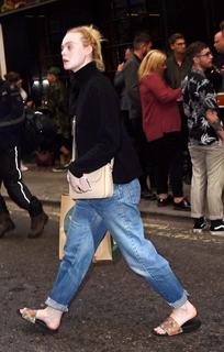 Elle Fanning feet photo thumbnail
