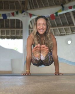 Kino MacGregor feet photo thumbnail