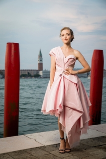 Amanda Seyfried feet photo thumbnail
