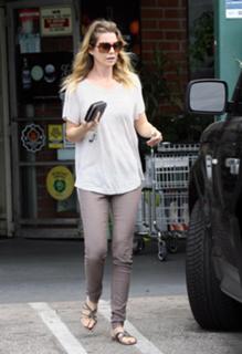 Ellen Pompeo feet photo thumbnail