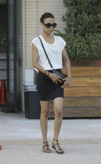 Zoe Saldana feet photo thumbnail