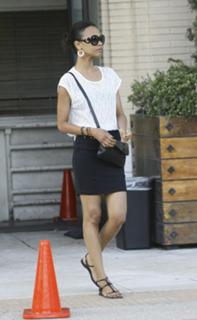 Zoe Saldana feet photo thumbnail