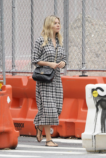 Sienna Miller feet photo thumbnail