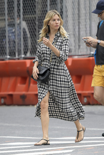 Sienna Miller feet photo thumbnail