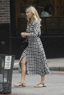 Sienna Miller feet photo thumbnail