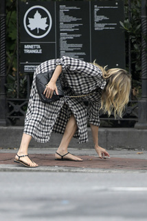 Sienna Miller feet photo thumbnail