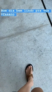Isis Valverde feet photo thumbnail