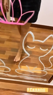 Isis Valverde feet photo thumbnail