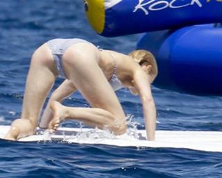 Gwyneth Paltrow feet photo thumbnail