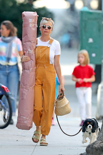 Michelle Williams feet photo thumbnail