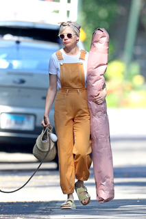Michelle Williams feet photo thumbnail