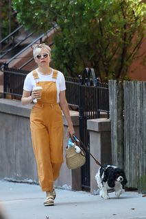 Michelle Williams feet photo thumbnail