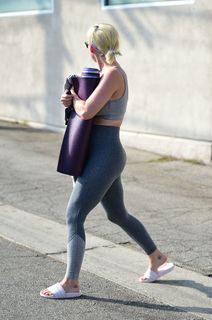 Katy Perry feet photo thumbnail