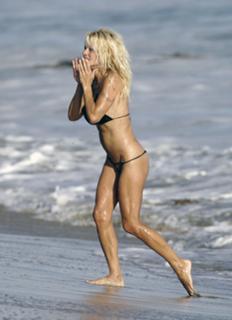 Pamela Anderson feet photo thumbnail