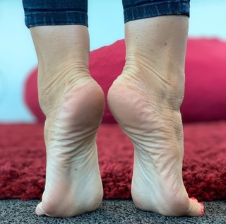 Kyle Unfug feet photo thumbnail