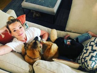 Hilary Duff feet photo thumbnail